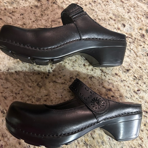 Dansko black leather Mary Jane style slip in clogs. Size 37(6-6.5)EUC! Like new - Picture 4 of 11